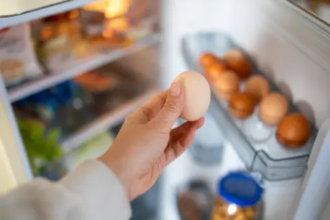 食費節約のため週1回まとめ買いするので、わが家の冷蔵庫はいつも食材でぎっしり。夫は「入れる量で電気代なんて変わらない」と言いますが、本当に差はない？ 詰め込みすぎない場合と比べ、年間の電気代はいくら変わるのでしょうか？