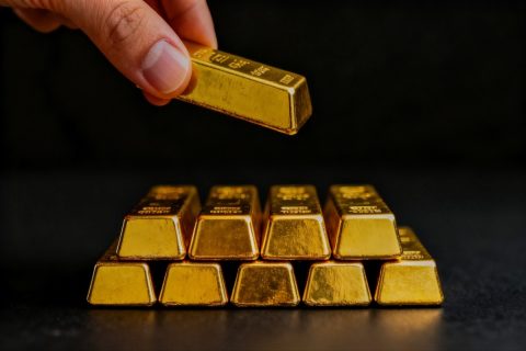2023年「金ETFを80万円分」買った同僚から「1年で1.5倍、3年で2.6倍の208万円になった」と聞き、夫が昨年末「100万円分」購入→約1年で98万円の“元本割れ”にショック！ 金は安全資産じゃなかったの？