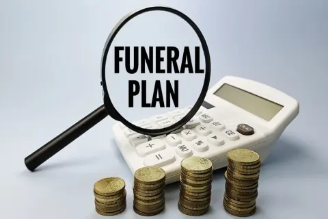 父の生命保険を確認したら、受取人がすでに亡くなった祖母のままでした。「死亡保険金300万円」の契約ですが、変更しないまま父が亡くれた場合、誰が受け取ることになるのでしょうか？