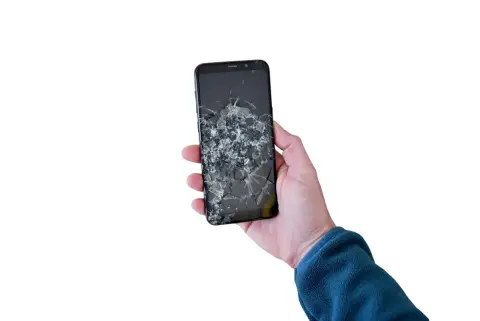 2年使ったスマホを返却しようとしたら、画面に“ヒビ”が入っているのを見つけてショック…！ 「残りの機種代は不要」と思っていましたが、追加でいくら支払うことになるのでしょうか？