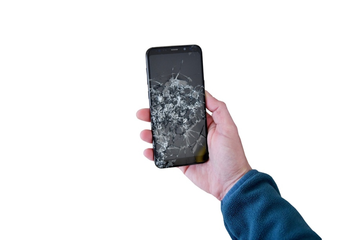 2年使ったスマホを返却しようとしたら、画面に“ヒビ”が入っているのを見つけてショック…! 「残りの機種代は不要」と思っていましたが、追加でいくら支払うことになるのでしょうか?