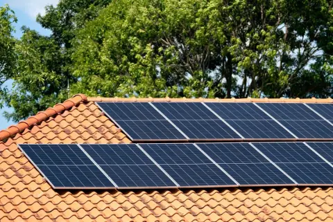 太陽光パネルを設置予定です。2026年度の売電単価は「1～4年目が24円、5～10年目は8.3円」とのことですが、発電した電気は売るのと自宅で使うのとどちらが得ですか？