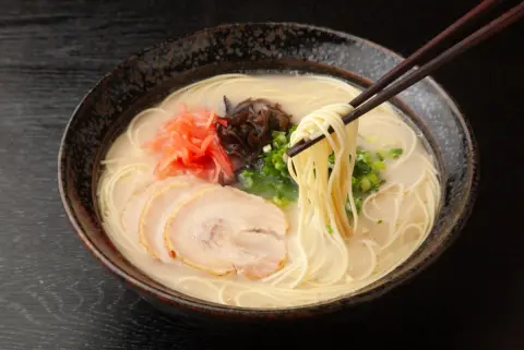 一蘭で“11歳のわが子”に「お子様ラーメンはタダだから」と食べさせる夫…食べ足りなくても「替玉すれば210円」とのことですが、無料の年齢でも“一人前を頼む”べきですか？ 対応策を確認