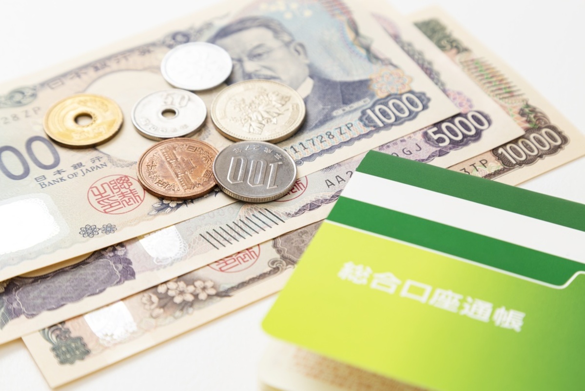 亡くなった母の通帳から「320万円」が見つかりました。兄は「相続人2人なら160万円ずつ分ければいい」と言いますが、私は実家の評価額も気になります…何も申告せずに受け取ると「相続税のお尋ね」が届きますか?