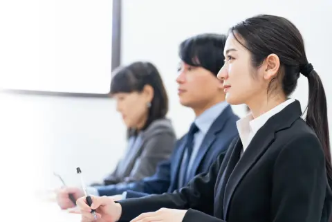 20代で年収1000万円を目指したいと思っています。これから就職するなら、どんな業界や会社を選べば20代のうちに年収1000万円を達成できる可能性がありますか？