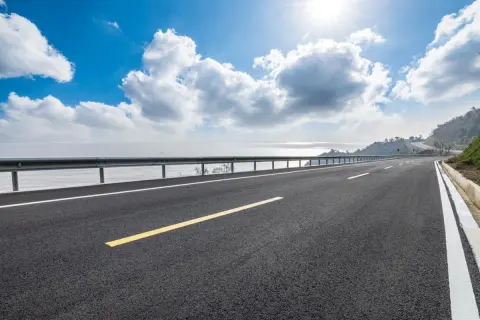 夫は近所の「中央線がない道路」でも「標識がなければ時速60kmまで出せる」と思っているようです。9月1日から生活道路の速度ルールが変わると聞きましたが、今まで通り走ると違反になるのでしょうか…？