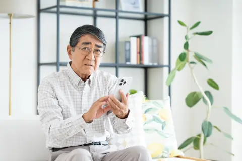 父はスマホを月5GBほどしか使わないのに、毎月「8,500円」ほど払っています。同じくらいしか使わない友人は「月1,000円台」だそうですが、なぜこんなに差が出るのでしょうか？
