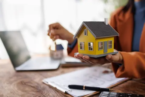 マイホームを買った友人が、新築と中古では税金や補助制度が違うと話していました。もし購入価格が同じ場合、購入後にかかる税金や費用はどのくらい変わるのでしょうか？