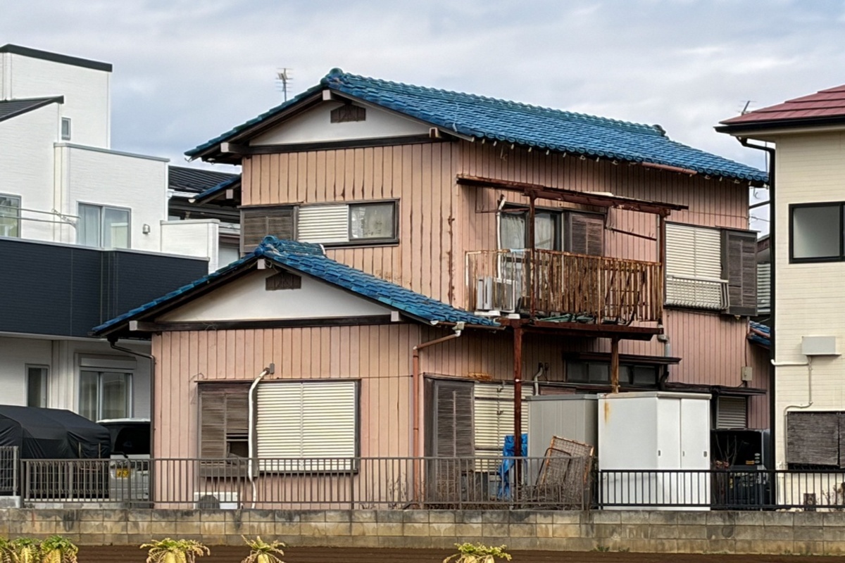 父から相続した空き家に、毎年「18万円」の固定資産税が…。兄弟3人とも住む予定はありませんが、売却できるまで「1人6万円」ずつ負担しなければならないのでしょうか？