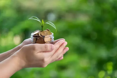 40代共働きで「貯蓄600万円」ですが、バブル世代の母に「私の頃はもっと貯金してた」と言われ怒り！ 当時は“金利6％”で「100万円が10年で150万円」…今は“0.5％程度”なら仕方ないですよね？