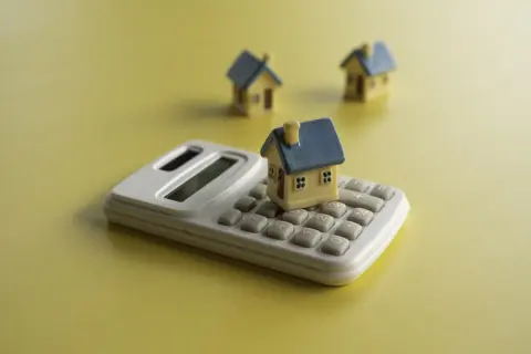 住宅ローン「3500万円」を“1.3％の変動金利”で組みたい！ 夫は「2.0％になったら30年で428万円も増える」と“固定金利希望”ですが、実際そこまで上がるでしょうか？「固定・変動」の最適解とは