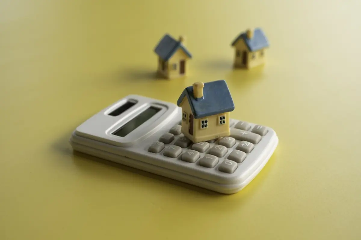 住宅ローン「3500万円」を“1.3％の変動金利”で組みたい！ 夫は「2.0％になったら30年で428万円も増える」と“固定金利希望”ですが、実際そこまで上がるでしょうか？「固定・変動」の最適解とは
