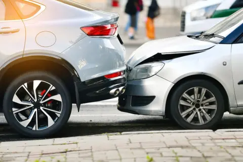 納車3ヶ月の「アルファード」が追突され“修理代80万円”！ 相手が「保険で払う」と言ってくれましたが、売却時「事故車なので査定が100万円下がる」とのこと…この“格落ち分”も相手に請求できますか？