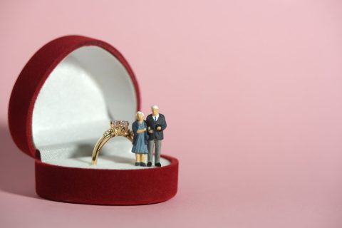 還暦を過ぎた年齢ですが、結婚を考えています。事実婚でもいいと思っているのですが、籍を入れることで税金や年金、相続など、お金の面でどんなメリットがあるのでしょうか？