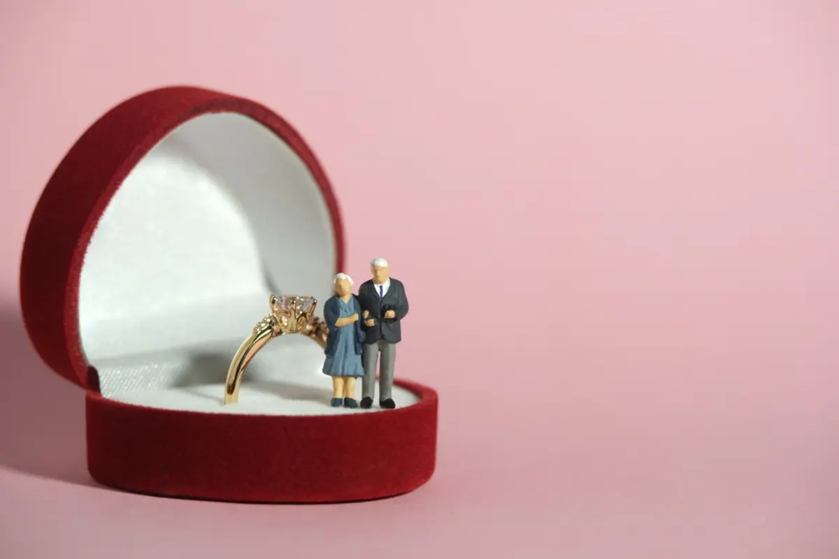 還暦を過ぎた年齢ですが、結婚を考えています。事実婚でもいいと思っているのですが、籍を入れることで税金や年金、相続など、お金の面でどんなメリットがあるのでしょうか？