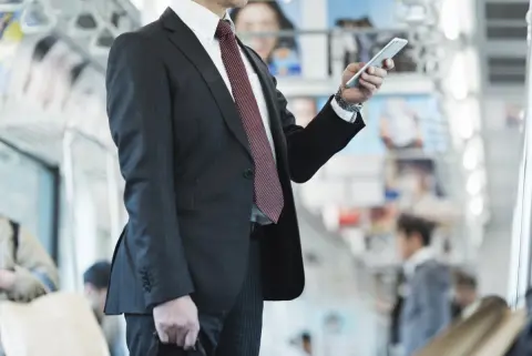 会社には「安いルート」で通勤申請していますが、時間短縮のため普段は速い別ルートを利用しています。差額を自腹で払っていても、申請と違う経路で通勤するのは問題なのでしょうか？