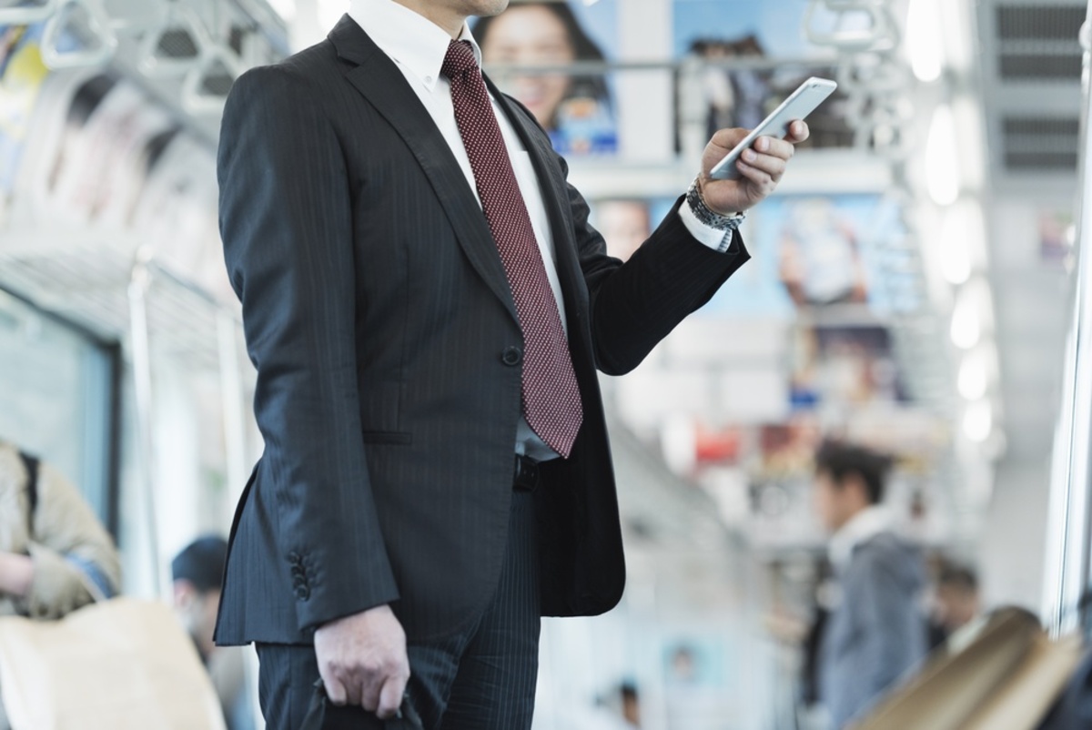 会社には「安いルート」で通勤申請していますが、時間短縮のため普段は速い別ルートを利用しています。差額を自腹で払っていても、申請と違う経路で通勤するのは問題なのでしょうか？