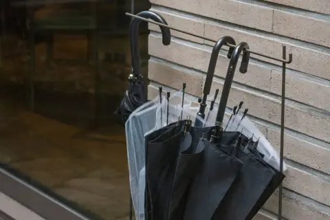 雨の日だけ玄関前にぬれた傘を置いていたら、管理会社から「共用廊下なので禁止」と注意されました。隣人は傘立てを置いているのに、私だけ片づける必要があるのでしょうか？