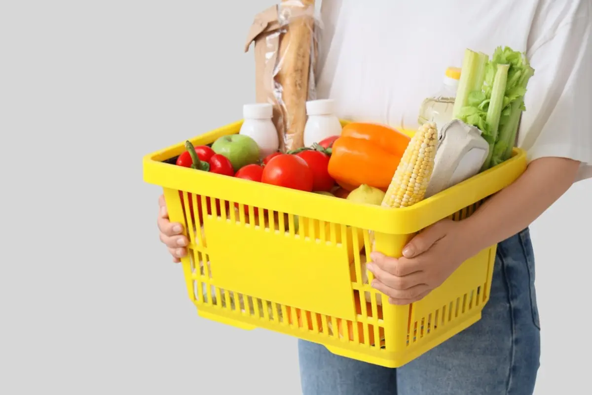 毎月の食費が消費税込みで「10万8000円」ほどです。食品の消費税を引き下げる案が議論されていますが、消費税率が「1％」になった場合、家計の負担は年間でどれくらい減るのでしょうか？