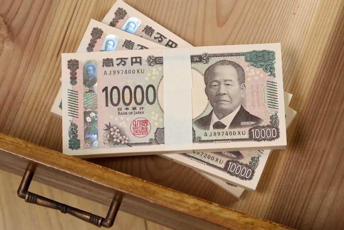 父の死後、自宅から「現金300万円」が見つかりました。母は「銀行に入れないで生活費として使えばいい」と言いますが、現金のまま使えば相続税は申告しなくてもよいのでしょうか？