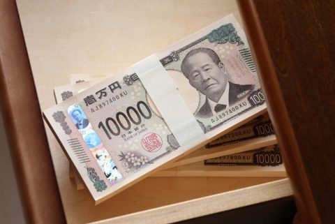 父の遺産分割協議後に「500万円」のタンス預金が見つかりました。これも相続財産に加える必要があるでしょうか？