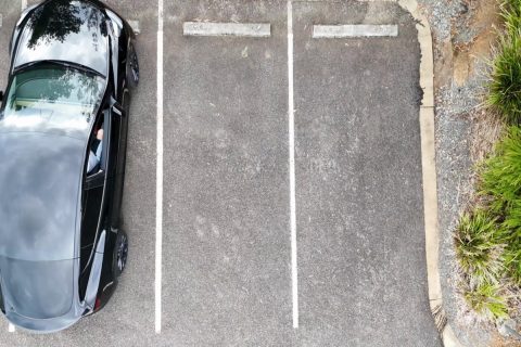 コンビニで買い物を済ませた後、「1時間くらいなら」と車を置いたまま近くで食事へ。戻ってみると「長時間駐車は2万円」との掲示があり困惑…。商品を購入した客でも支払わなければならないのでしょうか？