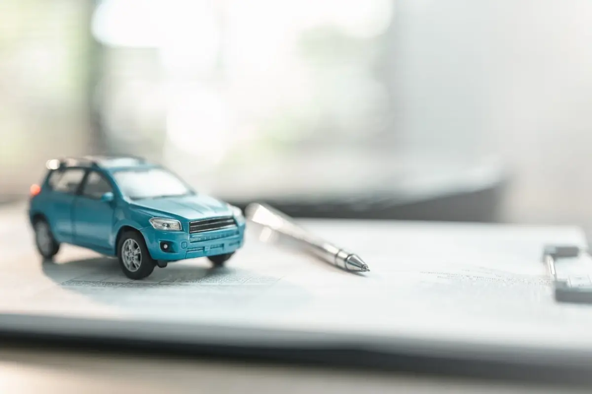 地方へ引っ越すことになり、車が必要になりました。中古車を買うかカーリースにするか迷っていますが、初期費用だけでなく維持費まで考えると何が違うのでしょうか？