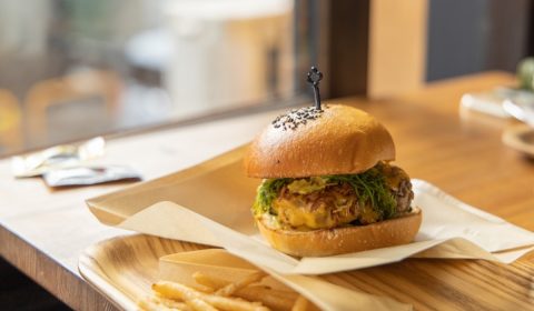 「マクドナルド株」を“1株8500円”で100株買った友人。今は「7500円」ほどで“10万円の損”なのに「優待目的だから」と持ち続けています。優待の価値は「1万2000円」程度なら、手放すべきではないでしょうか？