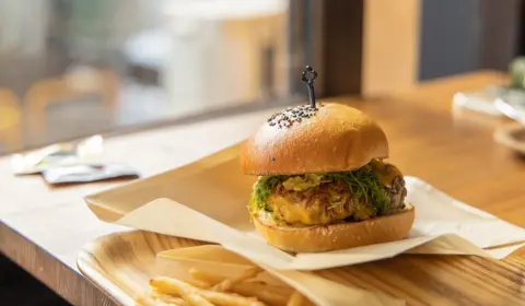 「マクドナルド株」を“1株8500円”で100株買った友人。今は「7500円」ほどで“10万円の損”なのに「優待目的だから」と持ち続けています。優待の価値は「1万2000円」程度なら、手放すべきではないでしょうか？