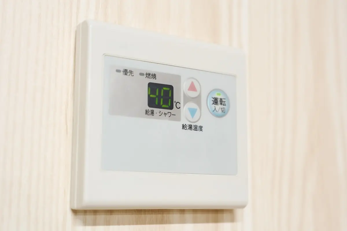 夫が「お風呂のお湯は翌日も追いだきすれば節約になる」と言いますが、子どももいるので衛生面が心配…。毎日「180L」を入れ替える場合と比べ、1年間でいくら違うのでしょうか？