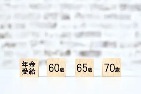 65歳で会社を退職し、貯金は「3000万円」です。年金は「月15万円」の予定ですが、“65歳”からもらうのと“70歳”まで待つのでは、老後のお金が長持ちするのはどちらですか？