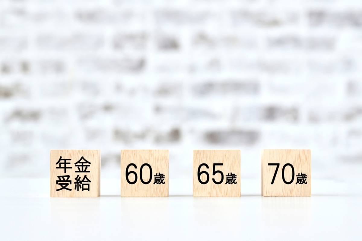 65歳で会社を退職し、貯金は「3000万円」です。年金は「月15万円」の予定ですが、“65歳”からもらうのと“70歳”まで待つのでは、老後のお金が長持ちするのはどちらですか?
