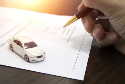 5年契約のカーリースを利用していますが、転勤で2年後には車が不要になりそうです。途中で手放す場合、違約金などの費用はどのように決まるのでしょうか？