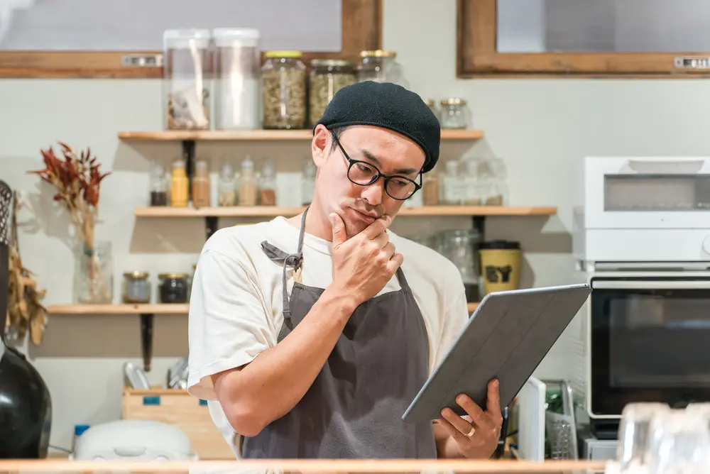 居酒屋バイト中“レジ締め”で「1万円」が不足！ 店長に「足りない分は給料から引くね」と言われたそうですが、息子は“時給1100円”なので「9時間のタダ働き」に…責任を取って支払うしかないのでしょうか？