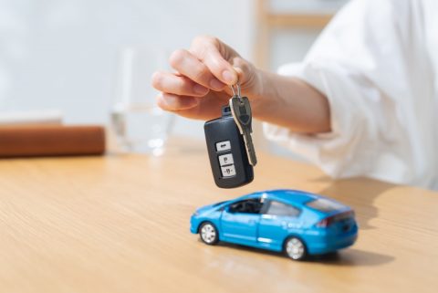 月に数回しか車を使いません。必要なときだけレンタカーを借りるのと、カーリースで1台持つのでは、年間の負担はどのくらい変わるのでしょうか？