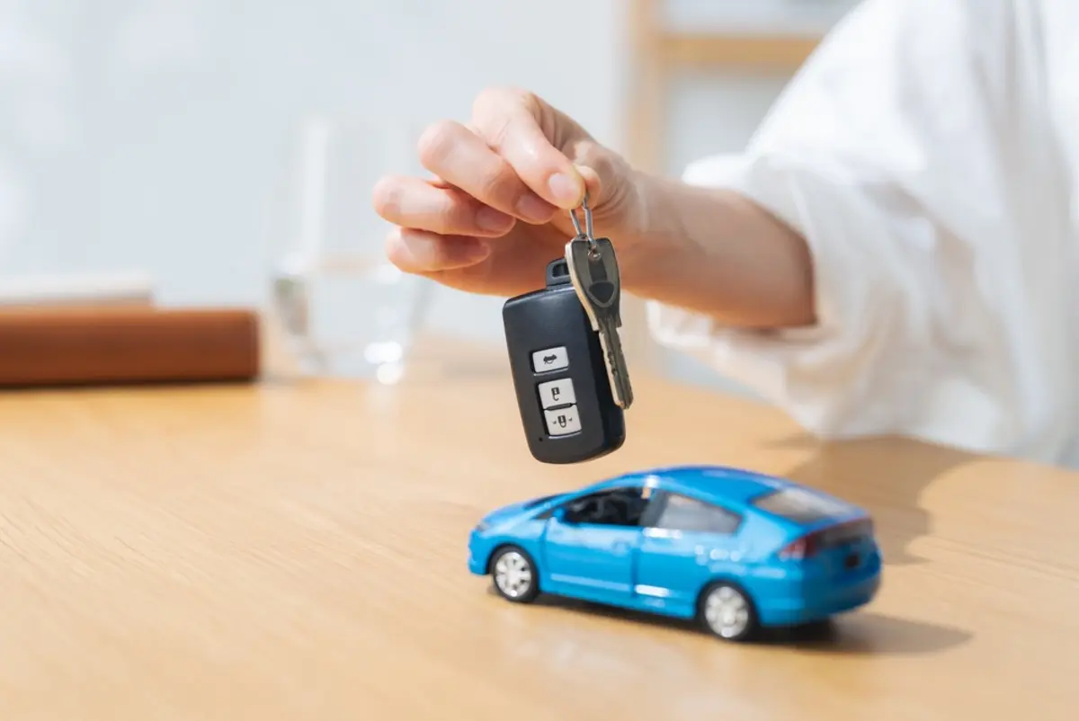 月に数回しか車を使いません。必要なときだけレンタカーを借りるのと、カーリースで1台持つのでは、年間の負担はどのくらい変わるのでしょうか？