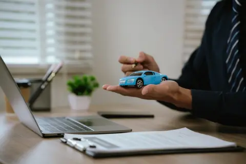 予算「300万円」で車を探していたら、夫に「今年から購入時の税金が安くなったらしいよ」と言われました。以前と比べて、いくら負担が減ったのでしょうか？