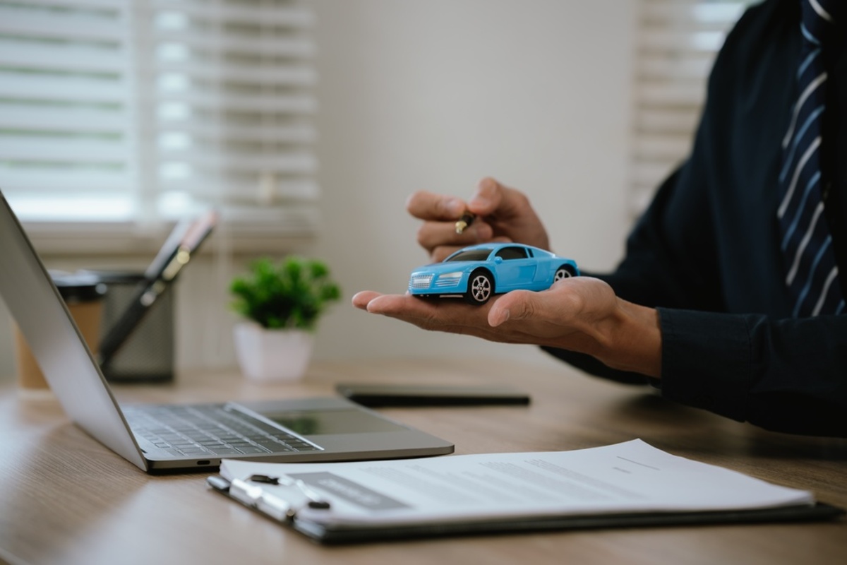 予算「300万円」で車を探していたら、夫に「今年から購入時の税金が安くなったらしいよ」と言われました。以前と比べて、いくら負担が減ったのでしょうか？