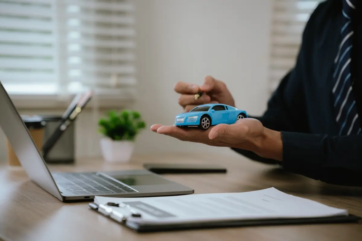 予算「300万円」で車を探していたら、夫に「今年から購入時の税金が安くなったらしいよ」と言われました。以前と比べて、いくら負担が減ったのでしょうか？