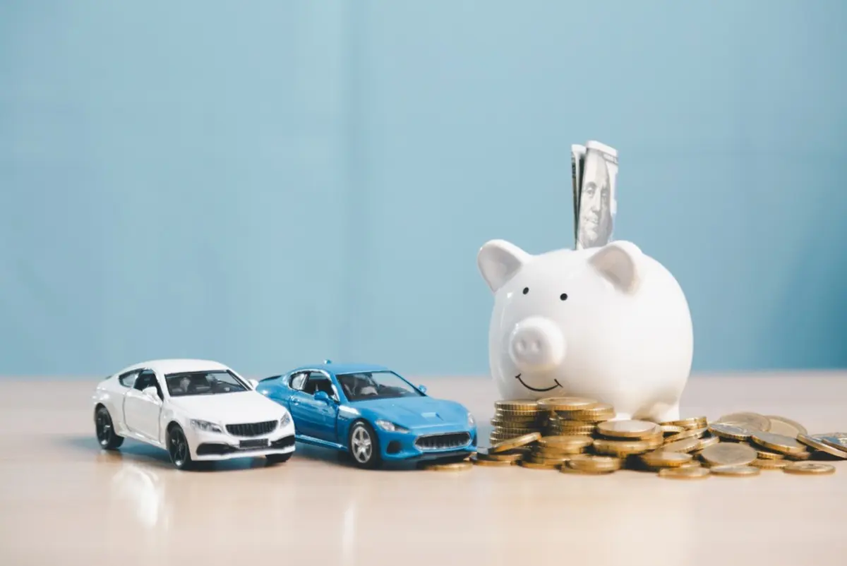 自宅に「月々4万円で新車に乗れる」というカーリースの案内が届きました。「300万円」の車を買うより負担が軽そうですが、月額料金以外に確認しておく費用はありますか？