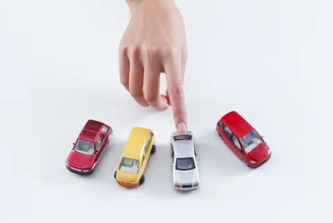 「月々1万9800円」のカーリースを検討しています。一方で「200万円」の車を購入する案もありますが、長く乗るならどちらを選ぶべきなのでしょうか？