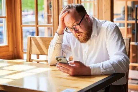 父のスマホで「銀行アプリを更新できない」と表示されました。本体はまだ使えますが、購入から6年たっている場合、買い替えを考えるべきでしょうか？