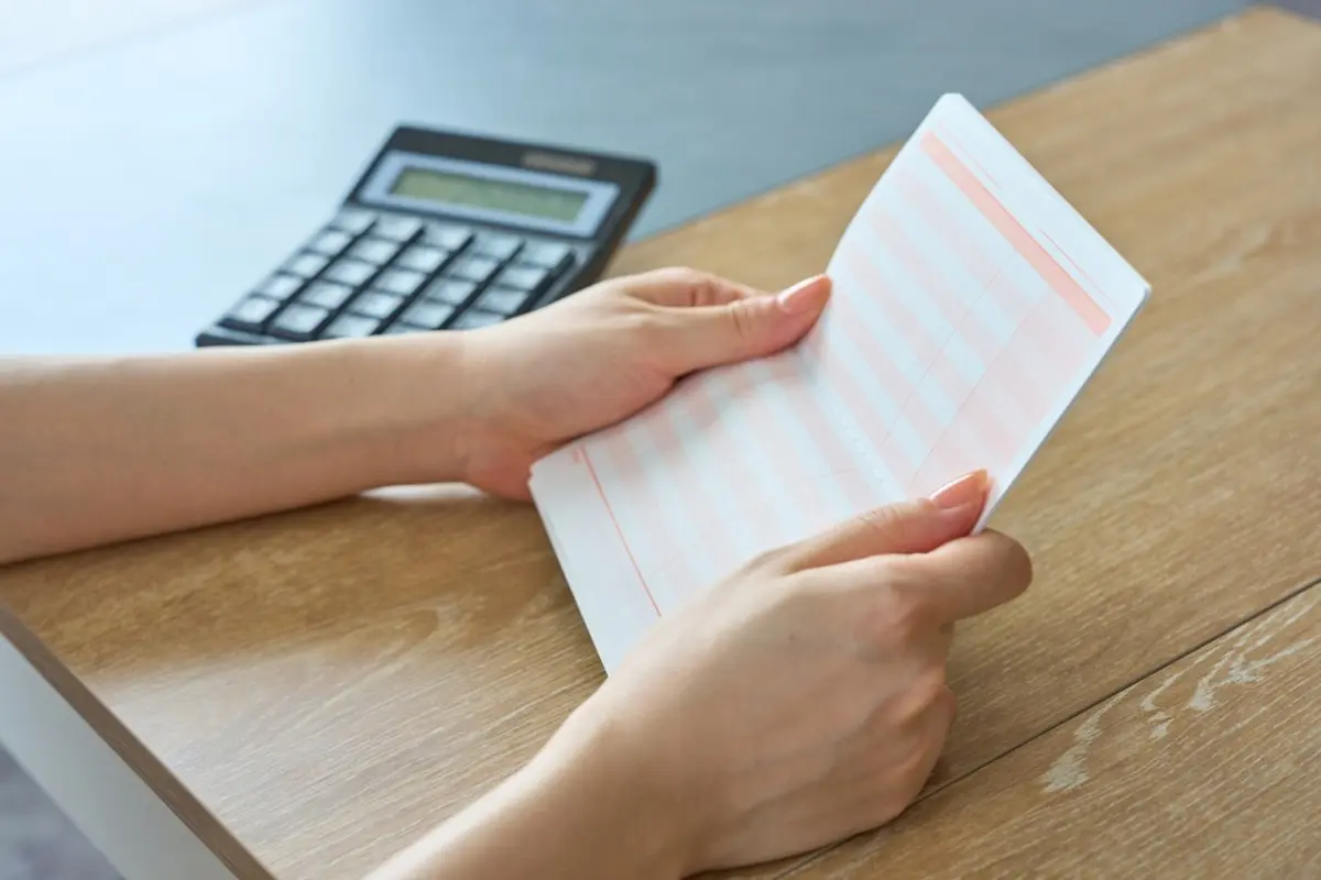 45歳・正社員で年収「450万円」です。日本の平均年収は「487万円」と知り、妻から「平均より低いんだね」と言われました…。同年代と比べても低いほうなのでしょうか？