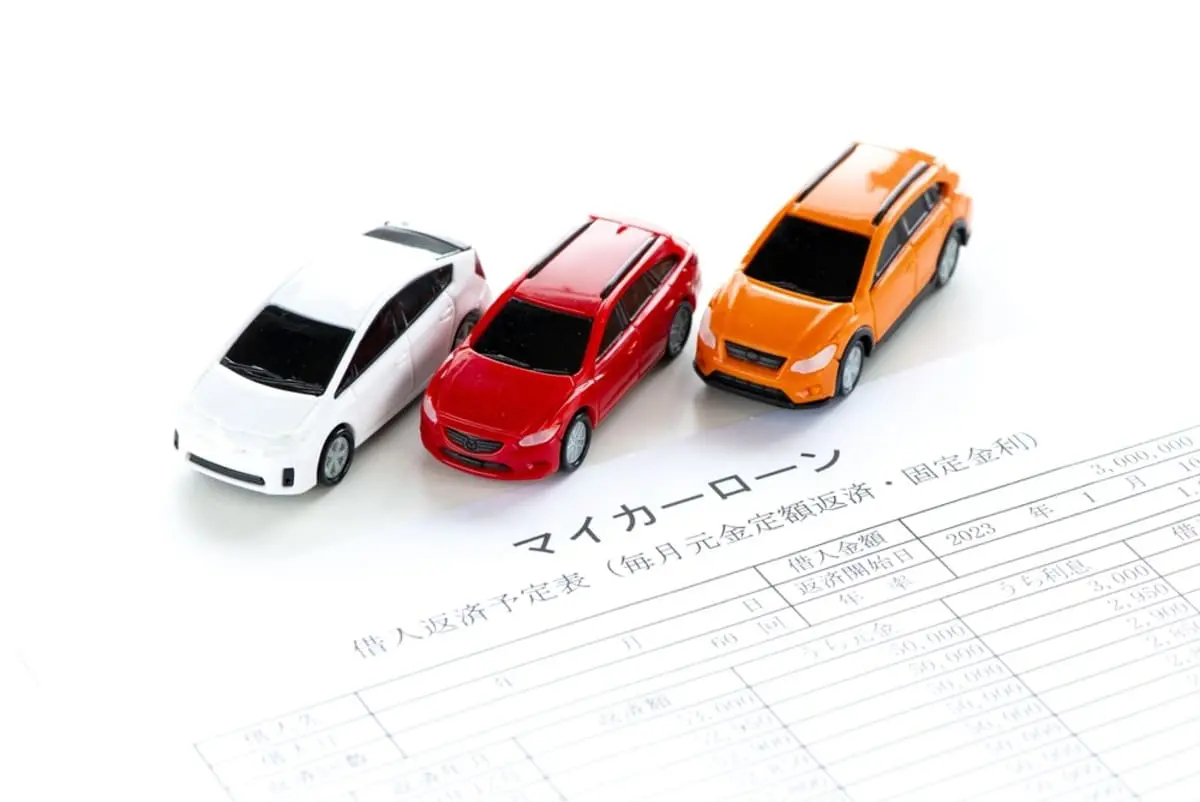 「頭金なしで新車に乗りたい」と考えています。カーリースとマイカーローンでは、毎月の負担にどのような違いがありますか？