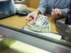 78歳の母が“定期預金”から「300万円」引き出そうとしたら、銀行で「使い道は？」と質問攻め…「自分のお金なのに、嫌がらせ!?」と言いますが“200万円以上の取引”は確認が必要？ 高齢者ほど聞かれやすい事情