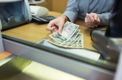 78歳の母が“定期預金”から「300万円」引き出そうとしたら、銀行で「使い道は？」と質問攻め…「自分のお金なのに、嫌がらせ!?」と言いますが“200万円以上の取引”は確認が必要？ 高齢者ほど聞かれやすい事情